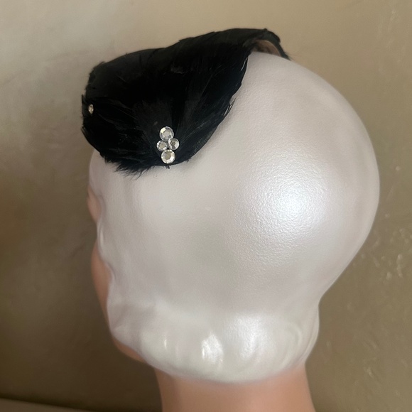 ELEGANT 1950s\' BLACK FEATHER/RHINESTONE COCKTAIL HAT main image 4